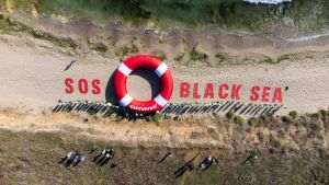 Protest cu zeci de activişti Greenpeace pe plaja din Vama Veche